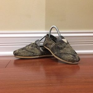 Tom’s Fingerprint Shoes